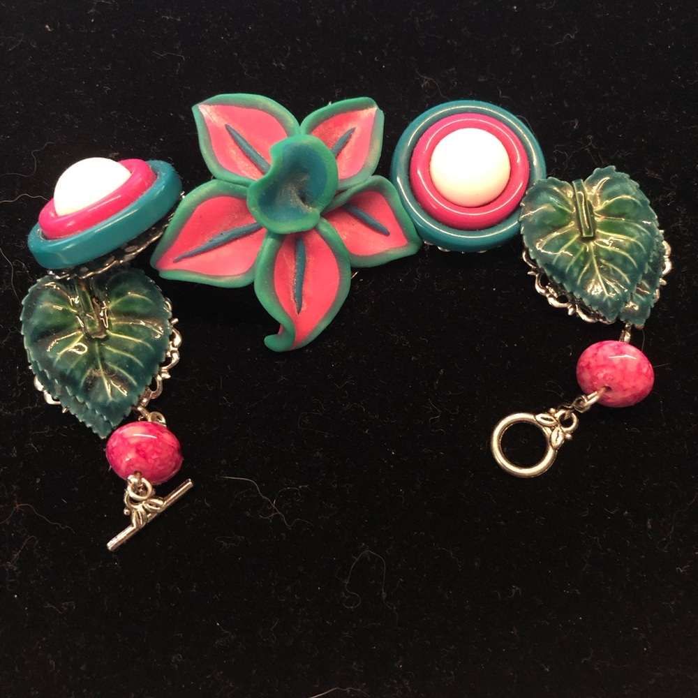 “Hibiscus” 🌺🌺 Hand crafted bracelet from repurposed vintage earrings